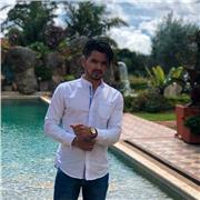 Profesor de tecnología imparte clases a primaria y secundaria